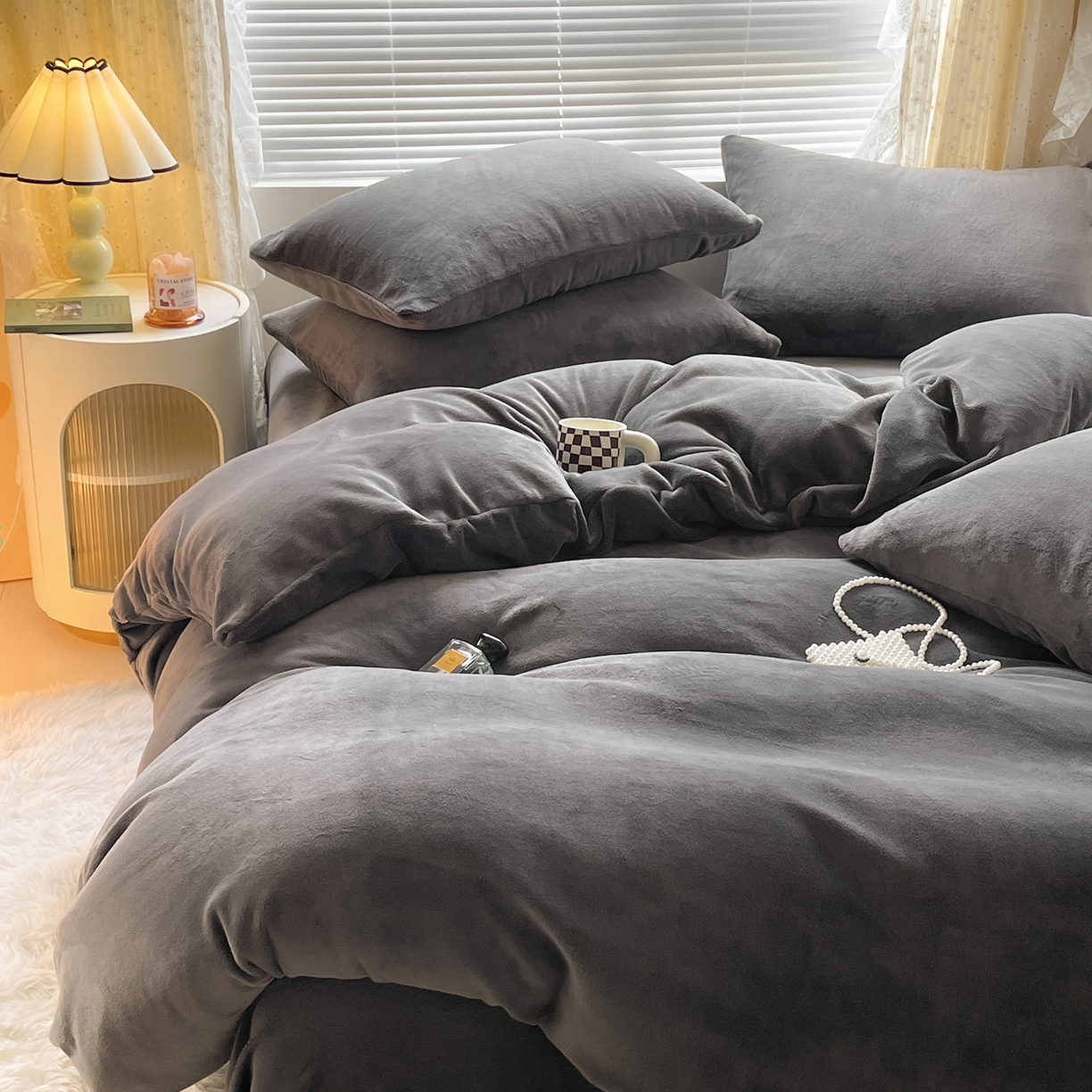 91家纺网 家纺一手货源 找家纺 酱子 2025新款纯色双拼牛奶绒四件套190克 深灰