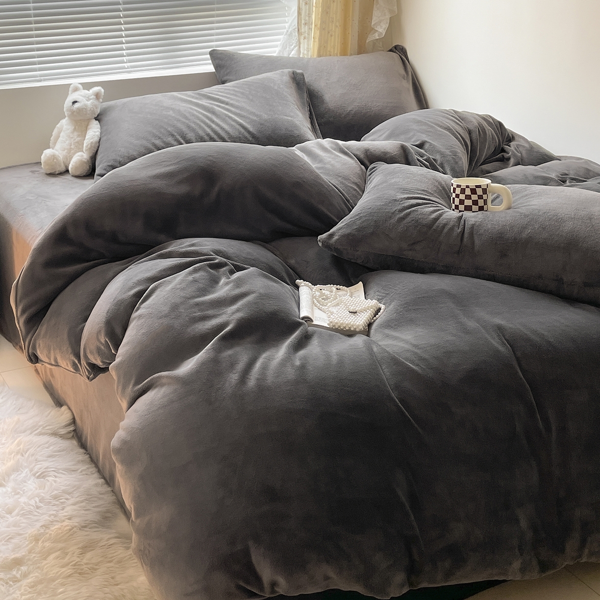 91家纺网 家纺一手货源 找家纺 酱子 2025新款纯色双拼牛奶绒四件套190克 深灰