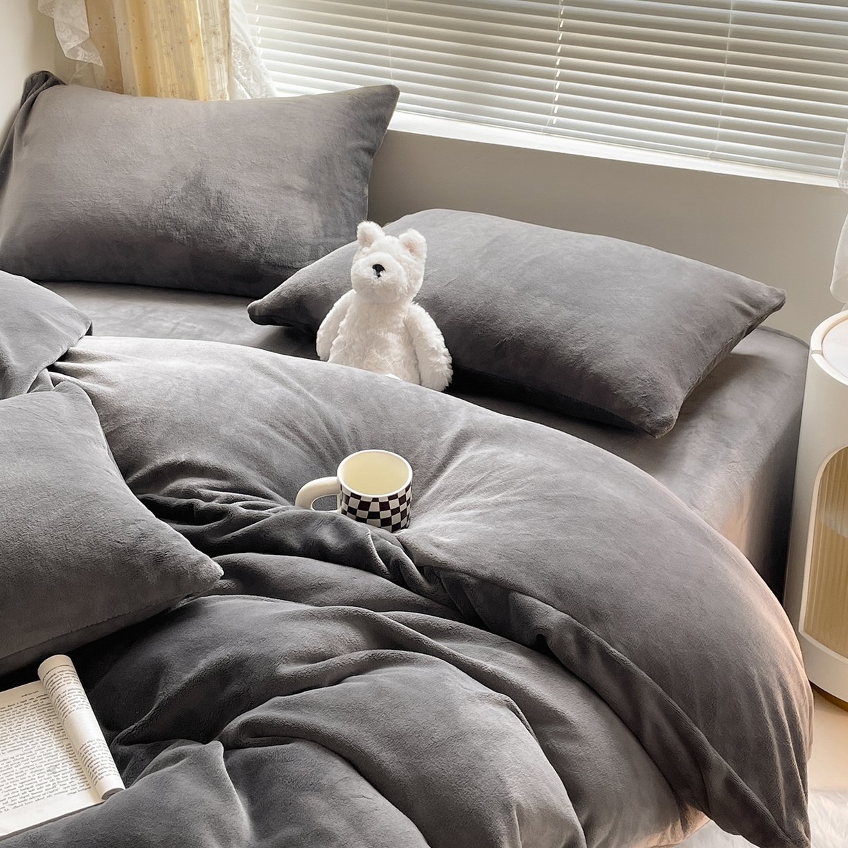 91家纺网 家纺一手货源 找家纺 酱子 2025新款纯色双拼牛奶绒四件套190克 深灰