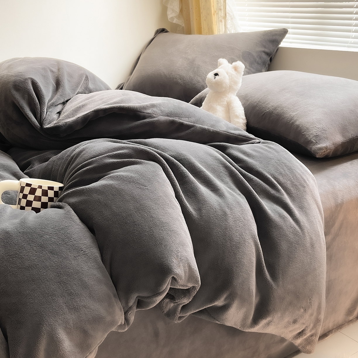 91家纺网 家纺一手货源 找家纺 酱子 2025新款纯色双拼牛奶绒四件套190克 深灰
