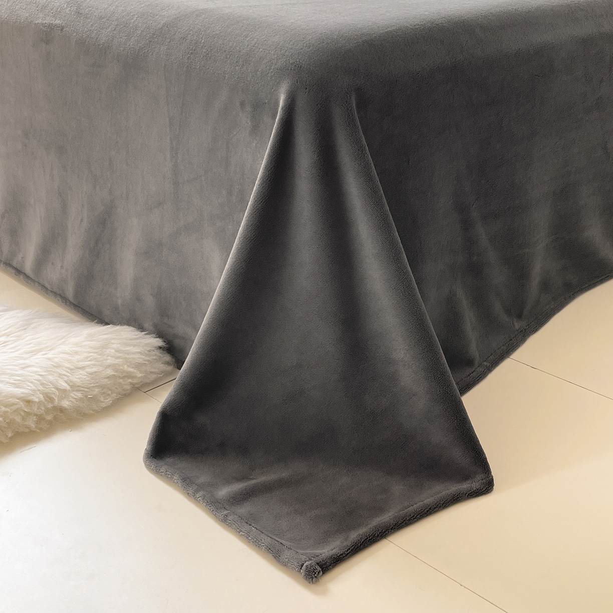 91家纺网 家纺一手货源 找家纺 酱子 2025新款纯色双拼牛奶绒四件套190克 深灰