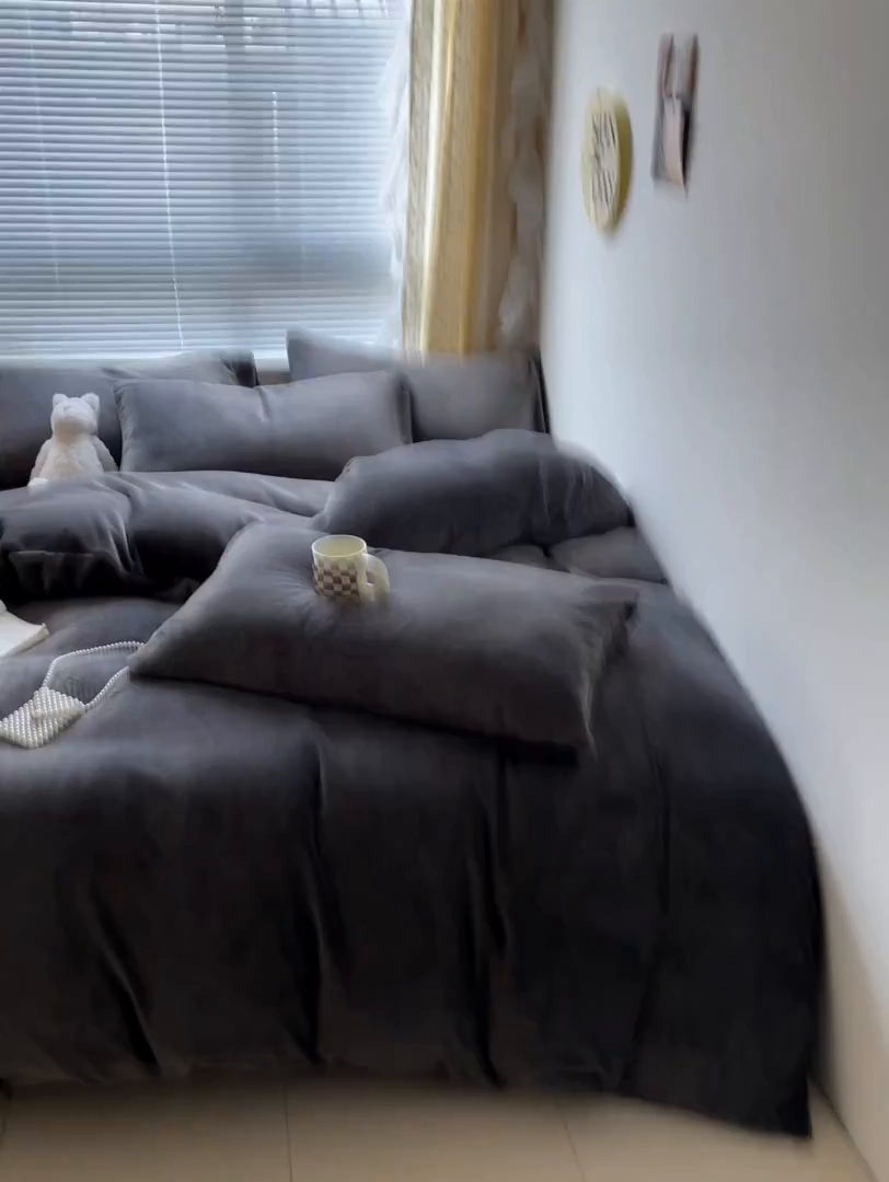 91家纺网 家纺一手货源 找家纺 酱子 2025新款纯色双拼牛奶绒四件套190克 深灰