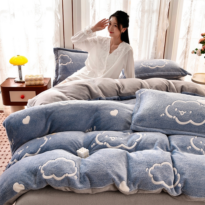 91家纺网 家纺一手货源 找家纺 牵梦萦 2025新款雪花绒小清新印花四件套 云朵