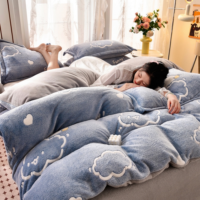 91家纺网 家纺一手货源 找家纺 牵梦萦 2025新款雪花绒小清新印花四件套 云朵