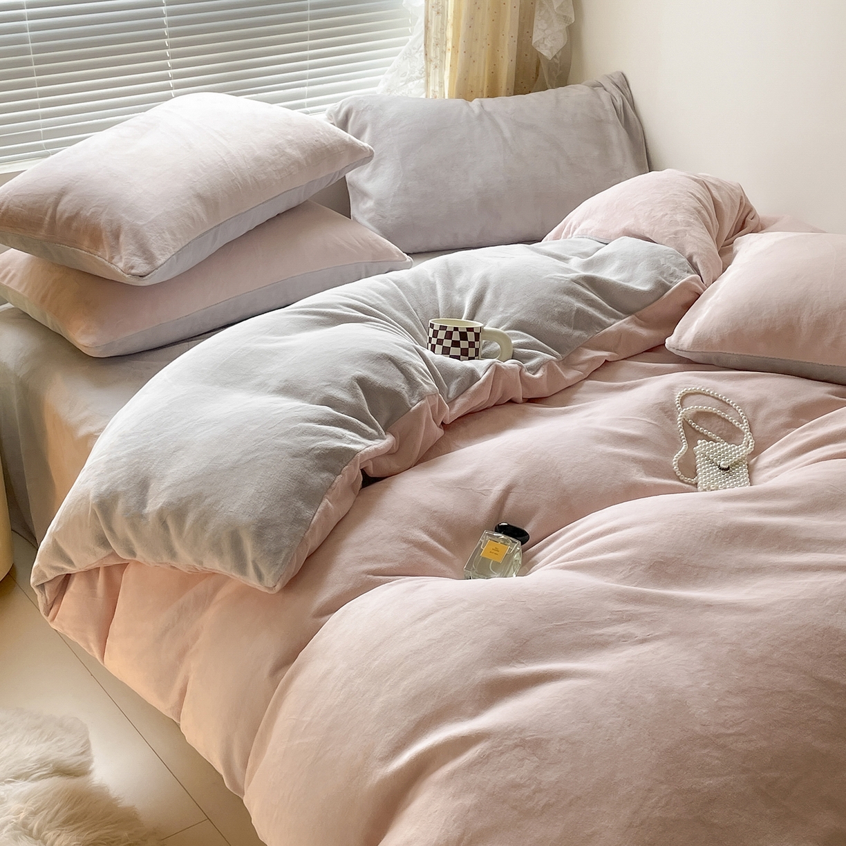 91家纺网 家纺一手货源 找家纺 酱子 2025新款纯色双拼牛奶绒四件套190克 桃粉+米灰