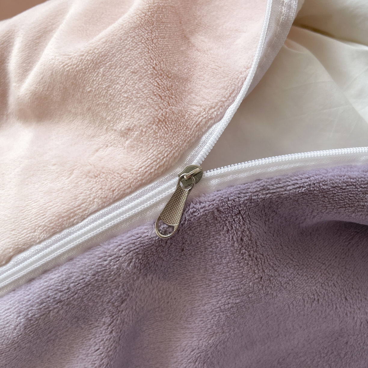 91家纺网 家纺一手货源 找家纺 酱子 2025新款纯色双拼牛奶绒四件套190克 桃粉+浅紫