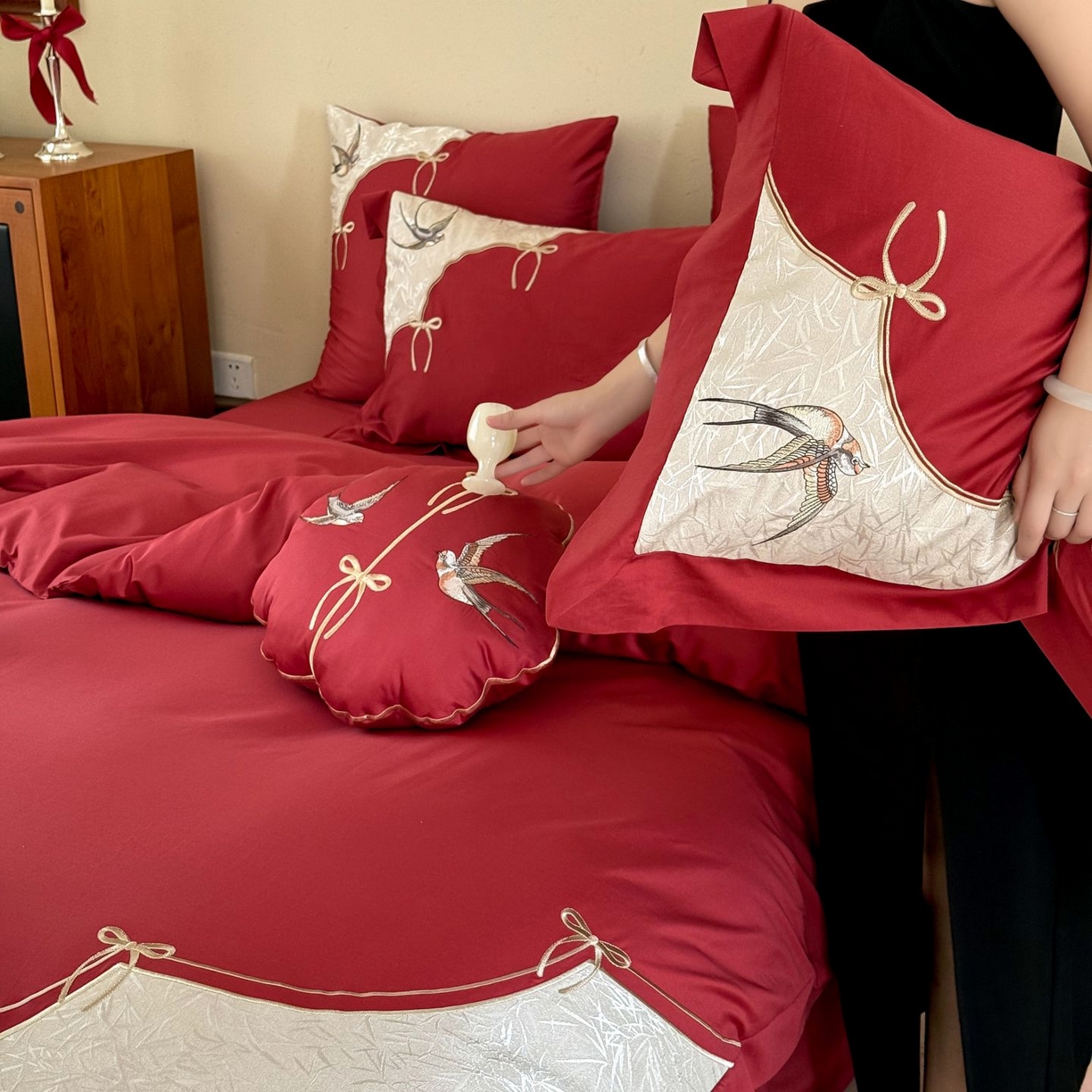 91家纺网 家纺一手货源 找家纺 （总）西西家居 25新款100支长绒棉高精密提花拼接大红婚庆四件套-比翼双飞