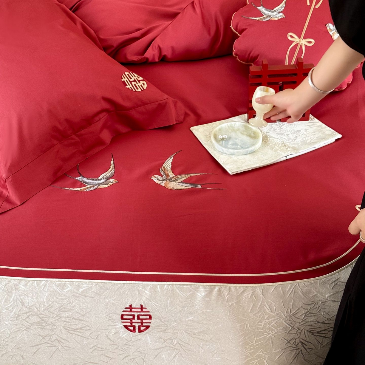 91家纺网 家纺一手货源 找家纺 （总）西西家居 25新款100支长绒棉高精密提花拼接大红婚庆四件套-比翼双飞