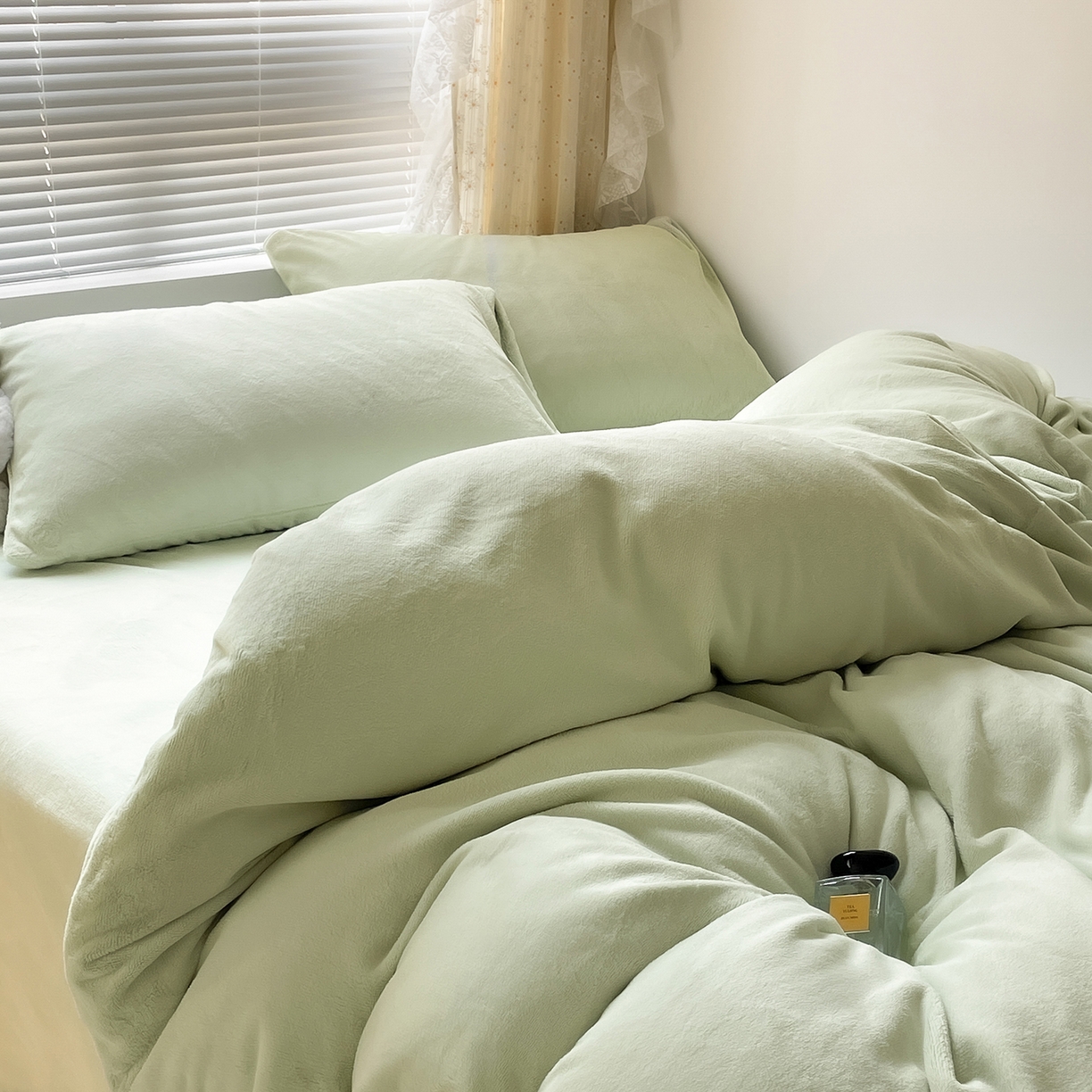 91家纺网 家纺一手货源 找家纺 酱子 2025新款纯色双拼牛奶绒四件套190克 芽绿