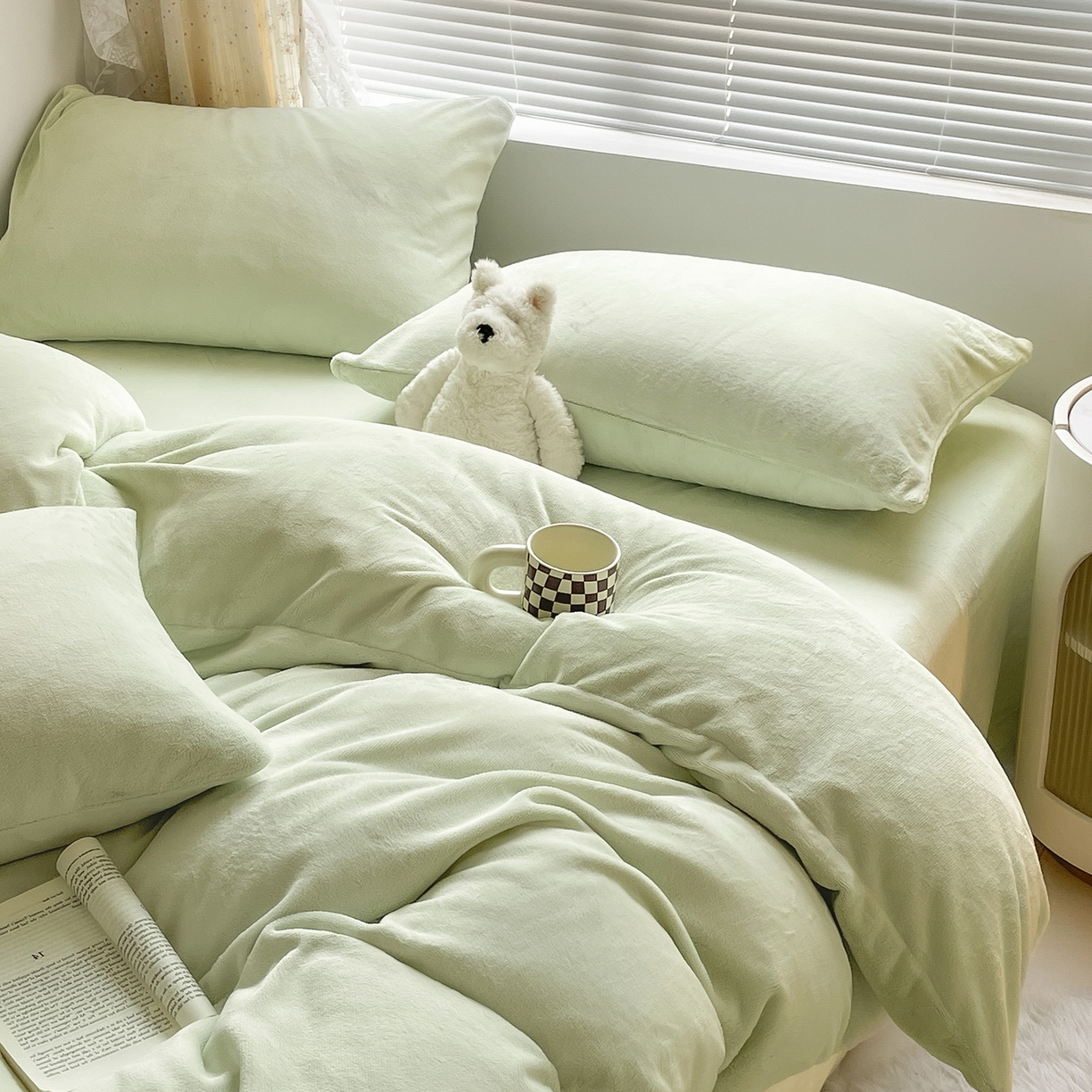91家纺网 家纺一手货源 找家纺 酱子 2025新款纯色双拼牛奶绒四件套190克 芽绿