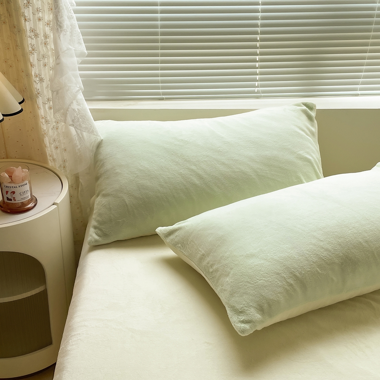 91家纺网 家纺一手货源 找家纺 酱子 2025新款纯色双拼牛奶绒四件套190克 芽绿+奶黄