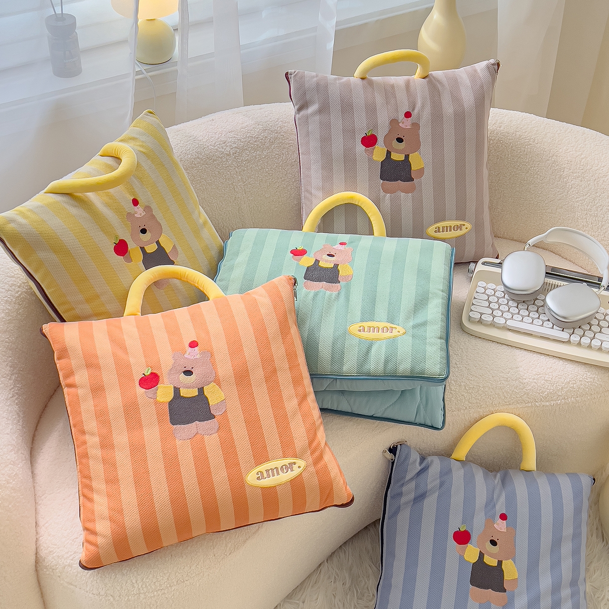 91家纺网 家纺一手货源 找家纺 （总）诺可 2025新款可爱小熊刺绣抱枕被