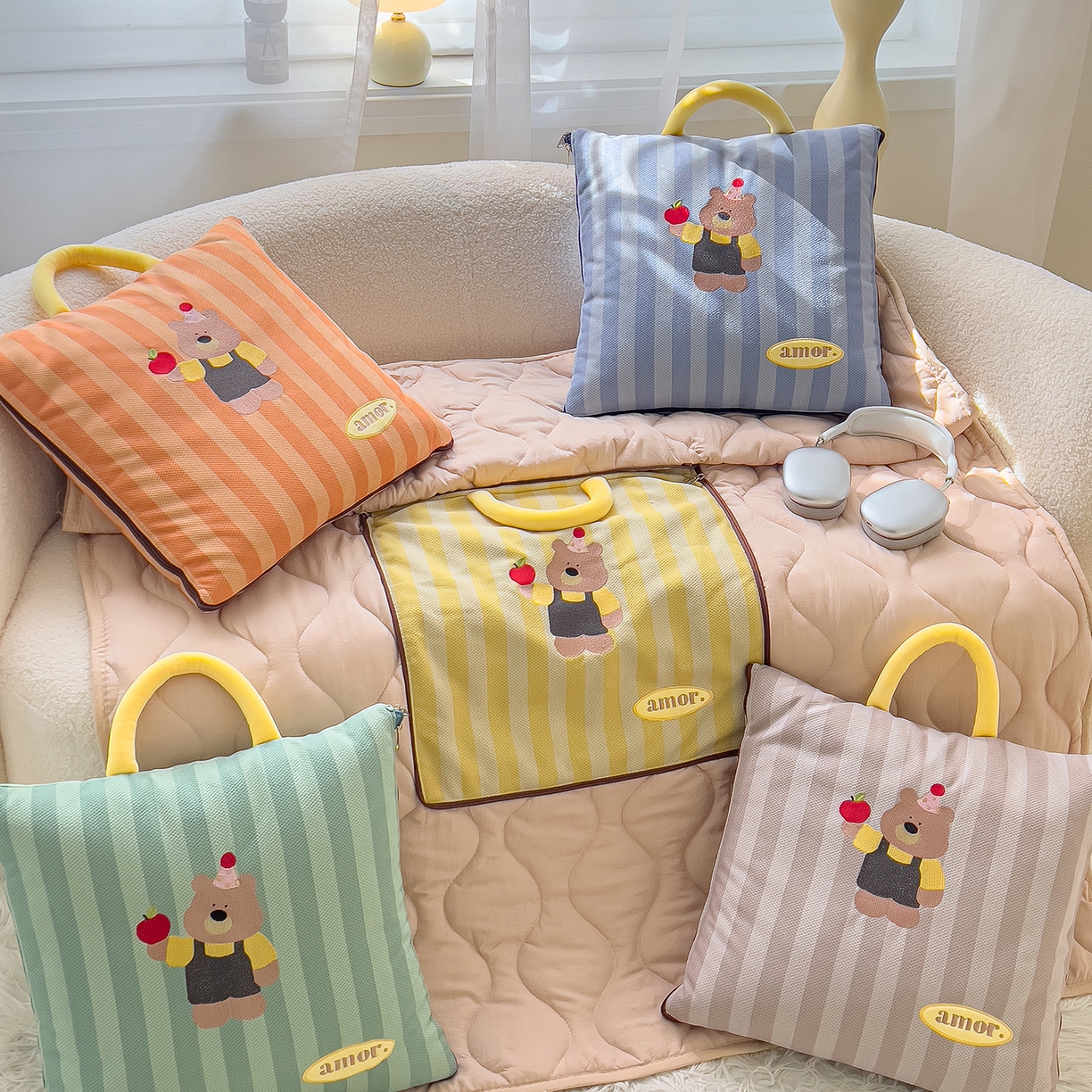 91家纺网 家纺一手货源 找家纺 （总）诺可 2025新款可爱小熊刺绣抱枕被