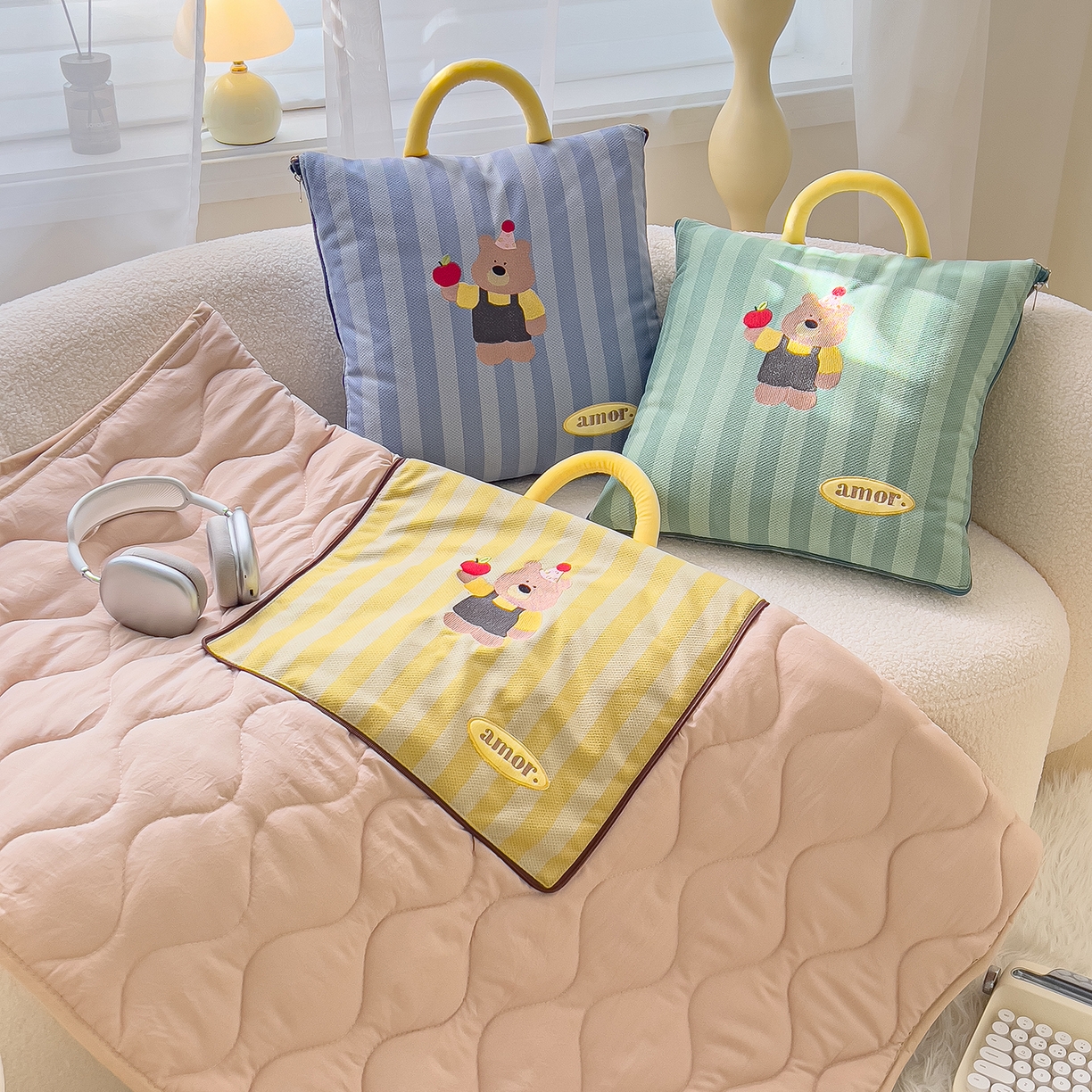 91家纺网 家纺一手货源 找家纺 （总）诺可 2025新款可爱小熊刺绣抱枕被