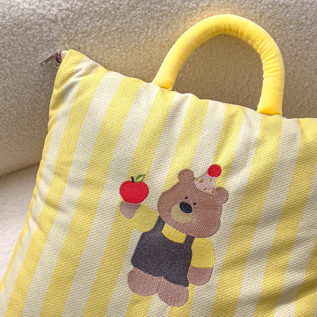 91家纺网 家纺一手货源 找家纺 诺可 2025新款可爱小熊刺绣抱枕被 小熊-黄