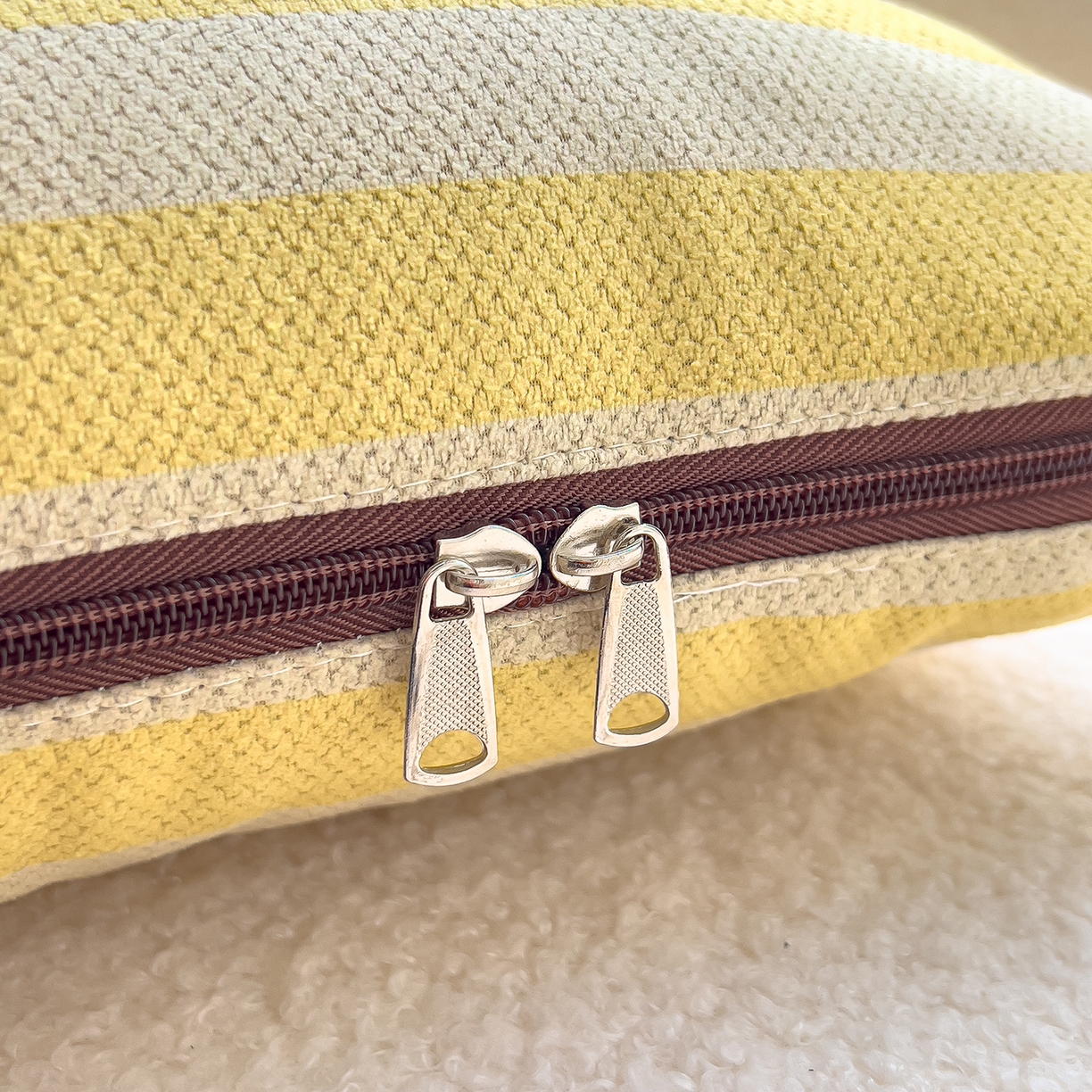 91家纺网 家纺一手货源 找家纺 诺可 2025新款可爱小熊刺绣抱枕被 小熊-黄