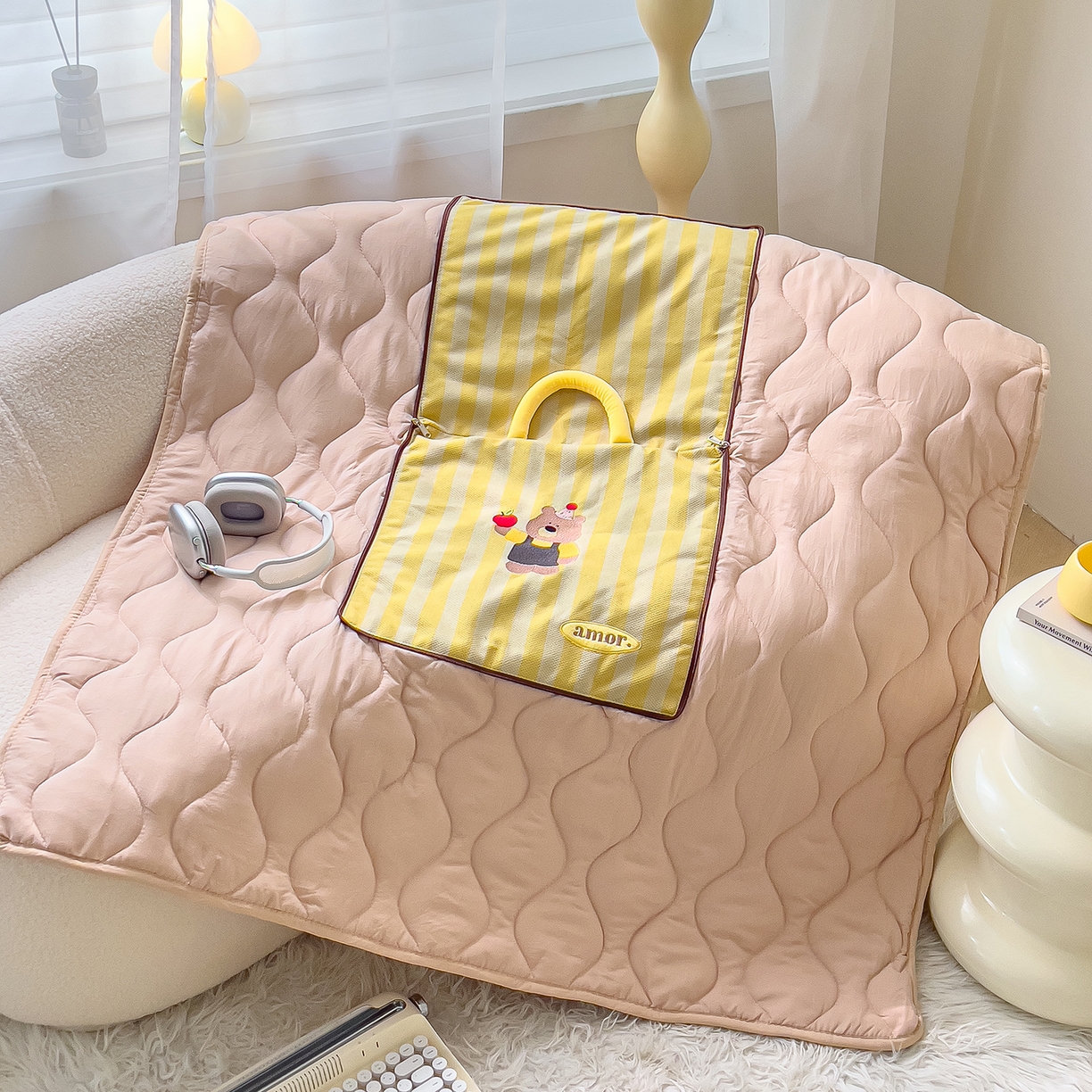 91家纺网 家纺一手货源 找家纺 诺可 2025新款可爱小熊刺绣抱枕被 小熊-黄