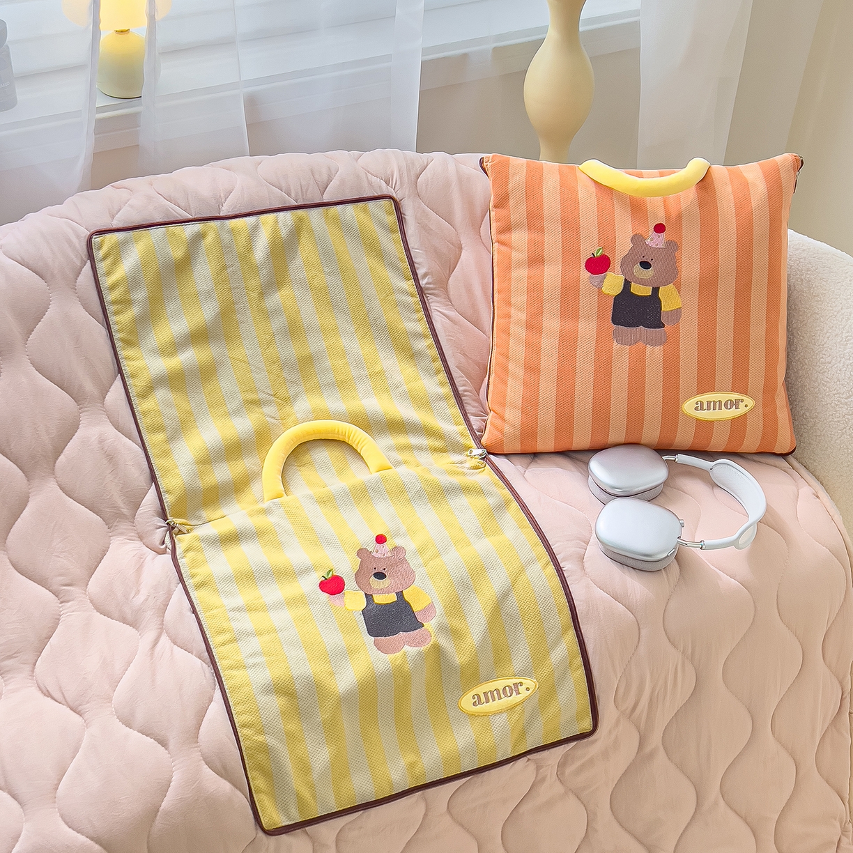 91家纺网 家纺一手货源 找家纺 诺可 2025新款可爱小熊刺绣抱枕被 小熊-黄