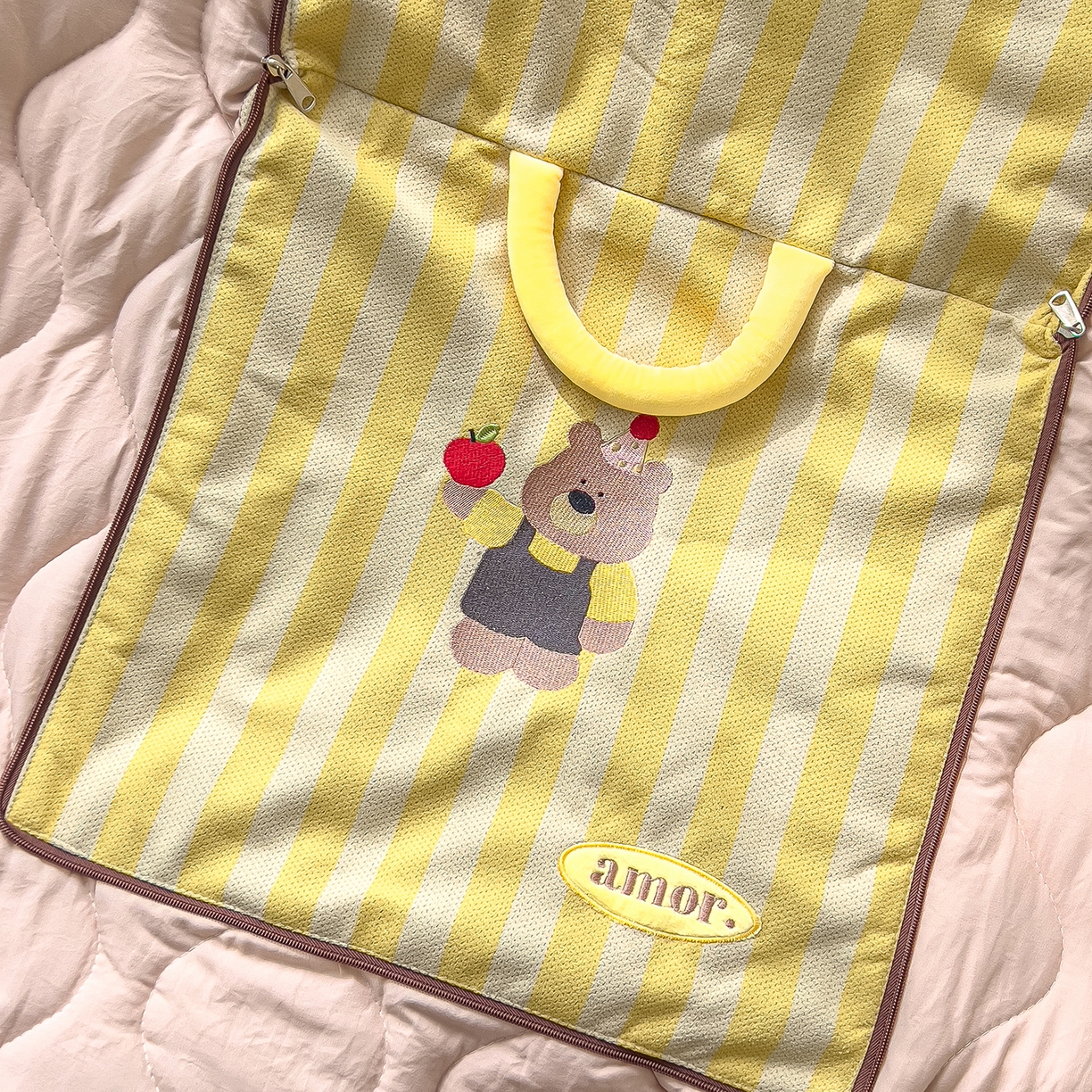 91家纺网 家纺一手货源 找家纺 诺可 2025新款可爱小熊刺绣抱枕被 小熊-黄