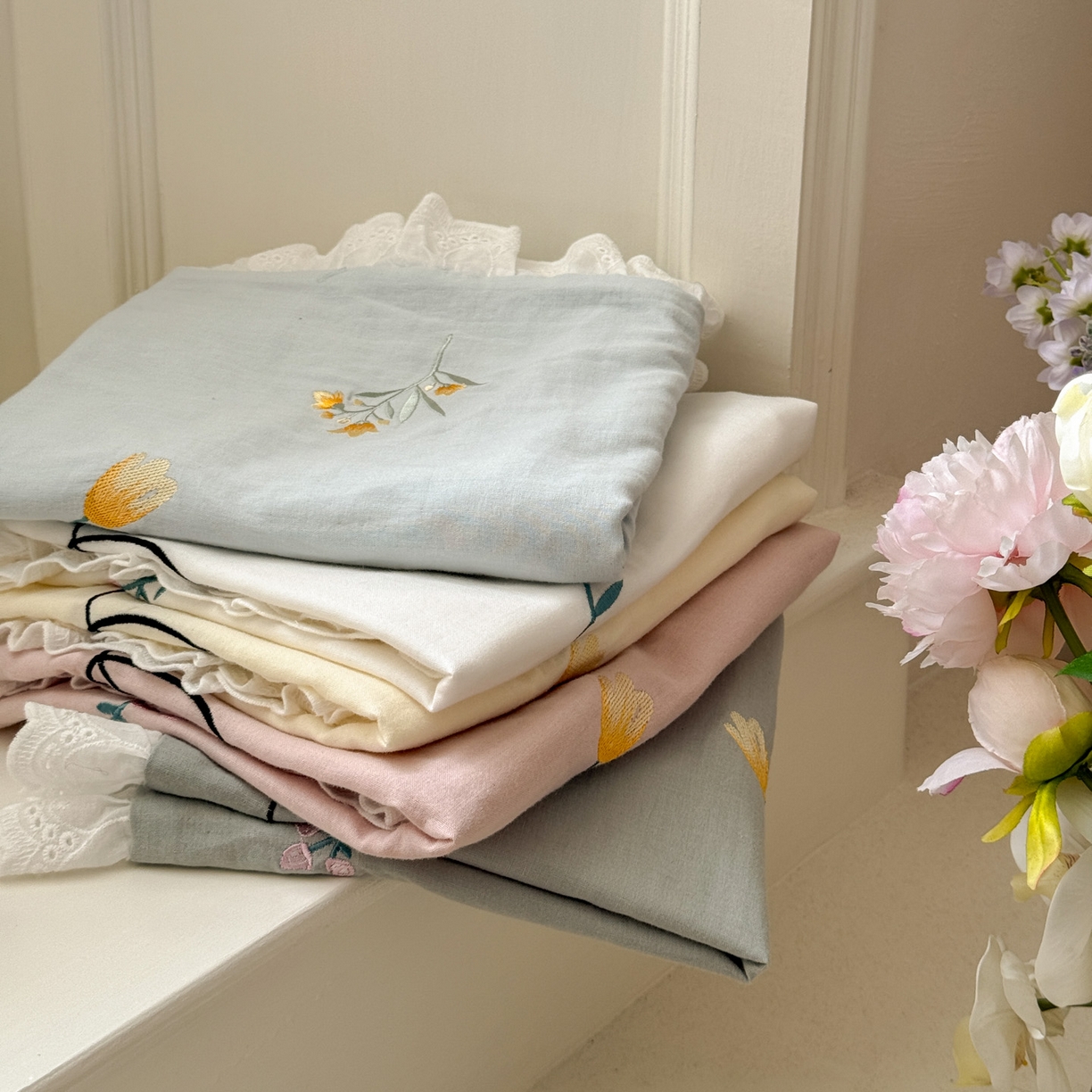 91家纺网 家纺一手货源 找家纺 （总）FORTWO家纺原创设计（FOR TWO家纺） 2025新款40支全棉纯棉双层纱刺绣花边款四件套-小花园