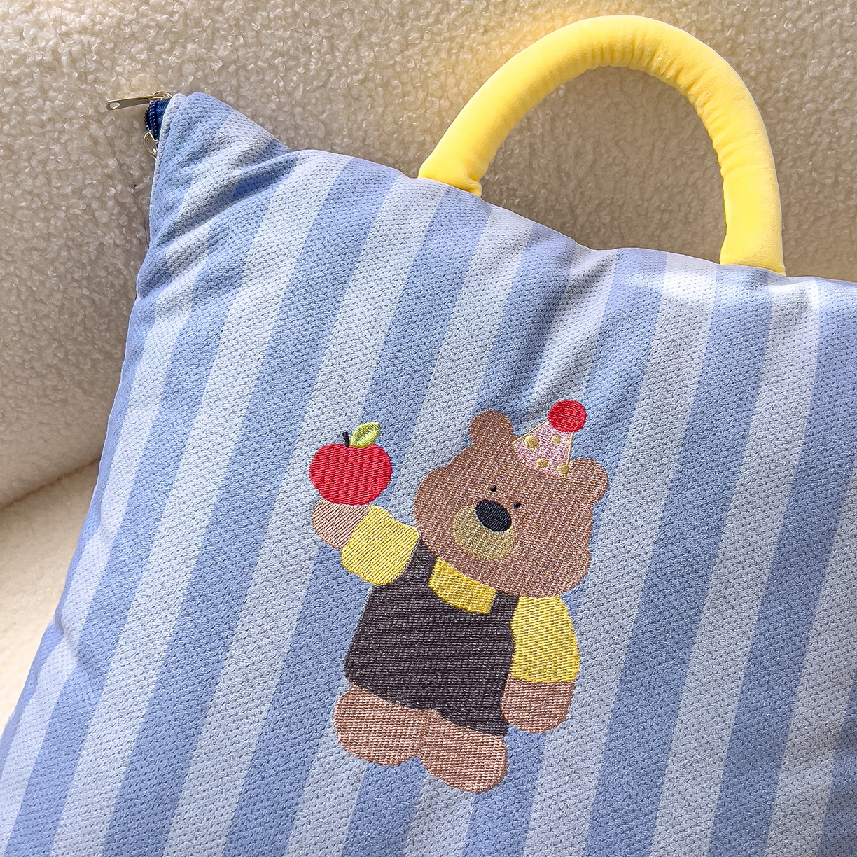 91家纺网 家纺一手货源 找家纺 诺可 2025新款可爱小熊刺绣抱枕被 小熊-紫