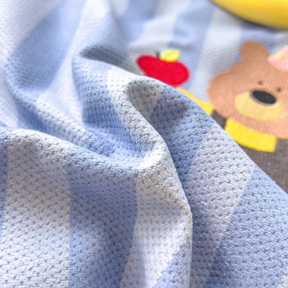 91家纺网 家纺一手货源 找家纺 诺可 2025新款可爱小熊刺绣抱枕被 小熊-紫