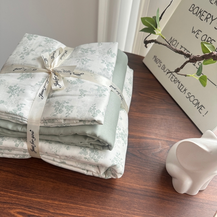 91家纺网 家纺一手货源 找家纺 爱思佳 2024新款A类母婴全棉双层纱印花四件套直播热卖系列-系列二 暮光森林