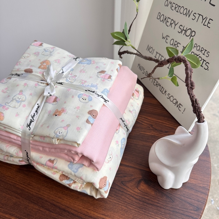 91家纺网 家纺一手货源 找家纺 爱思佳 2024新款A类母婴全棉双层纱印花四件套直播热卖系列-系列二 奶芙狗-粉床单