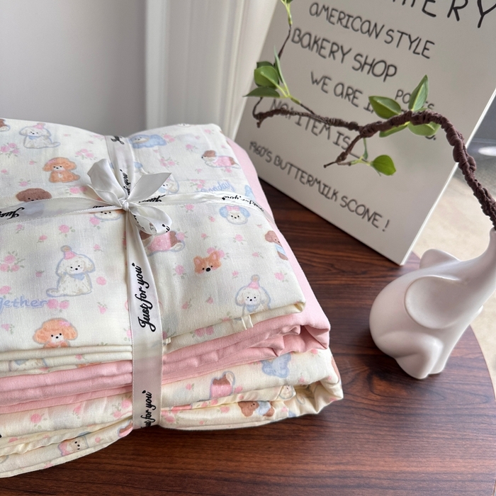 91家纺网 家纺一手货源 找家纺 爱思佳 2024新款A类母婴全棉双层纱印花四件套直播热卖系列-系列二 奶芙狗-粉床单