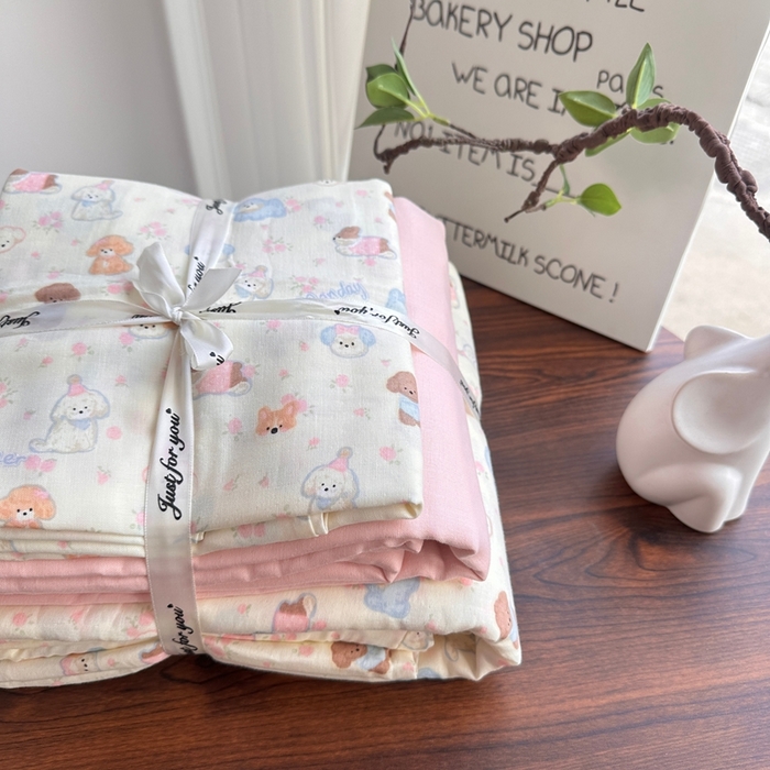 91家纺网 家纺一手货源 找家纺 爱思佳 2024新款A类母婴全棉双层纱印花四件套直播热卖系列-系列二 奶芙狗-粉床单