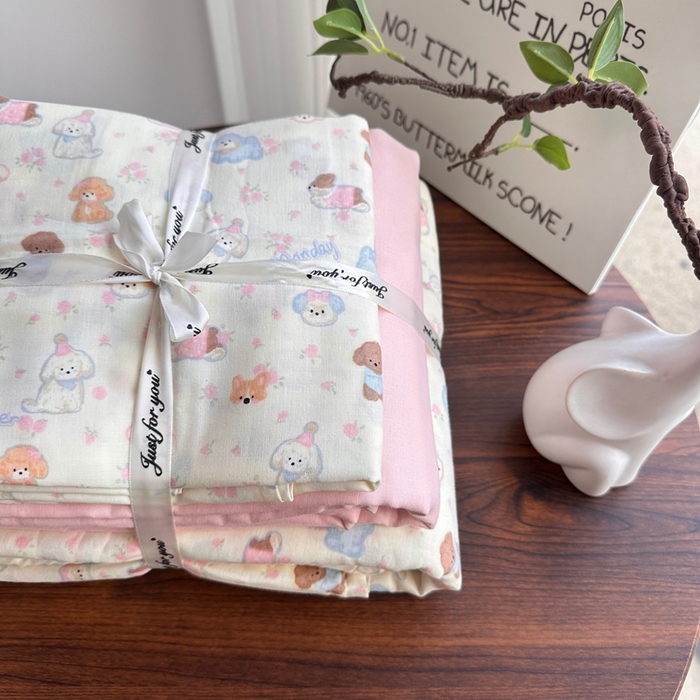 91家纺网 家纺一手货源 找家纺 爱思佳 2024新款A类母婴全棉双层纱印花四件套直播热卖系列-系列二 奶芙狗-粉床单