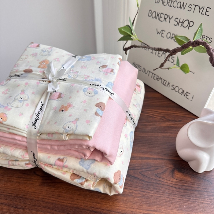 91家纺网 家纺一手货源 找家纺 爱思佳 2024新款A类母婴全棉双层纱印花四件套直播热卖系列-系列二 奶芙狗-粉床单