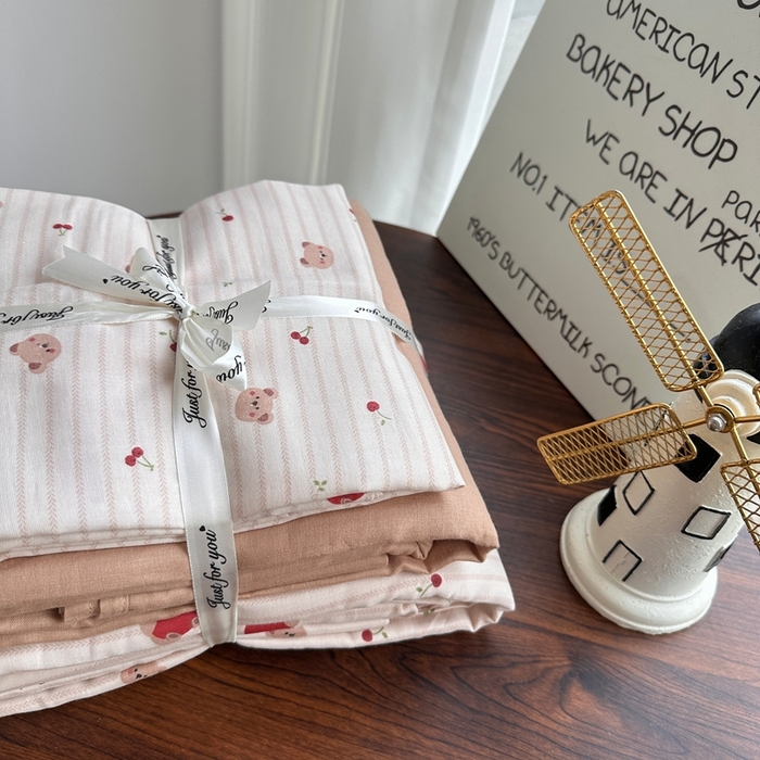 91家纺网 家纺一手货源 找家纺 爱思佳 2024新款A类母婴全棉双层纱印花四件套直播热卖系列-系列二 苹果抱抱