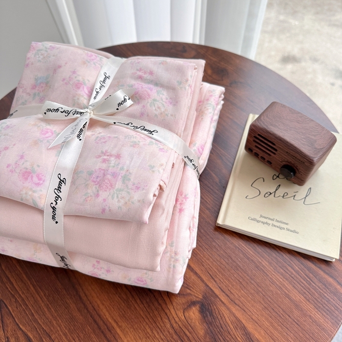 91家纺网 家纺一手货源 找家纺 爱思佳 2024新款A类母婴全棉双层纱印花四件套直播热卖系列-系列二 桃之夭夭