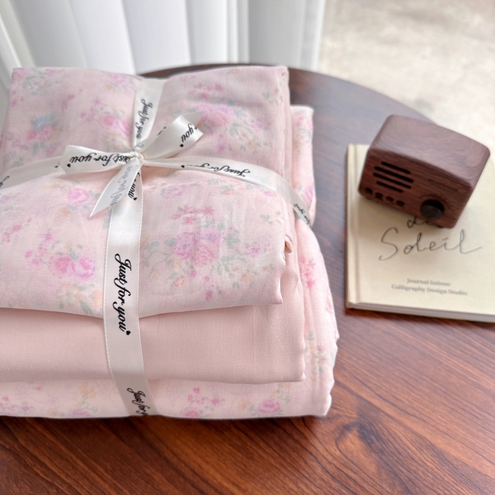 91家纺网 家纺一手货源 找家纺 爱思佳 2024新款A类母婴全棉双层纱印花四件套直播热卖系列-系列二 桃之夭夭