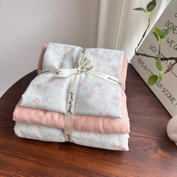 91家纺网 家纺一手货源 找家纺 爱思佳 2024新款A类母婴全棉双层纱印花四件套直播热卖系列-系列二 天真蓝