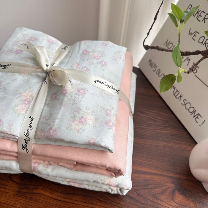 91家纺网 家纺一手货源 找家纺 爱思佳 2024新款A类母婴全棉双层纱印花四件套直播热卖系列-系列二 天真蓝