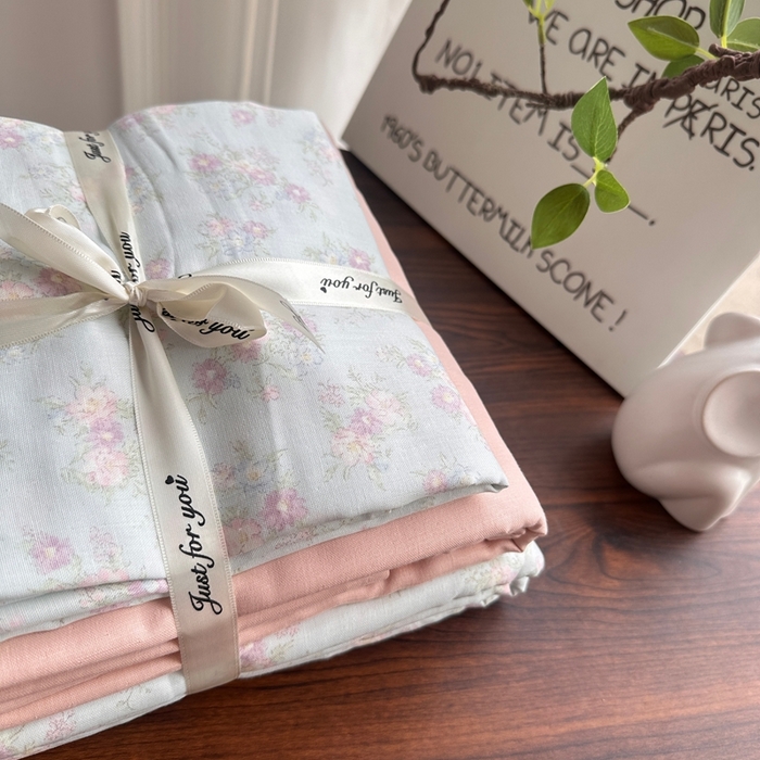 91家纺网 家纺一手货源 找家纺 爱思佳 2024新款A类母婴全棉双层纱印花四件套直播热卖系列-系列二 天真蓝