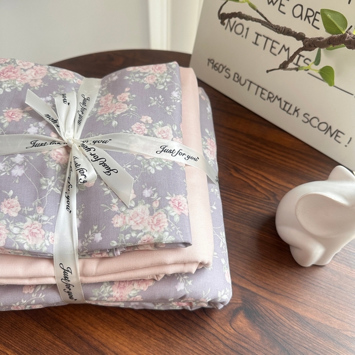 91家纺网 家纺一手货源 找家纺 爱思佳 2024新款A类母婴全棉双层纱印花四件套直播热卖系列-系列二 屋顶花园-紫