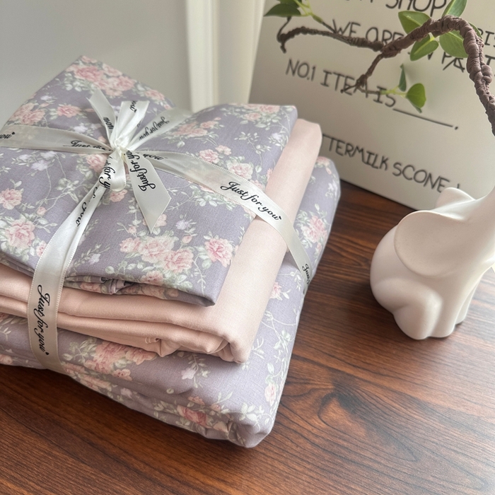 91家纺网 家纺一手货源 找家纺 爱思佳 2024新款A类母婴全棉双层纱印花四件套直播热卖系列-系列二 屋顶花园-紫