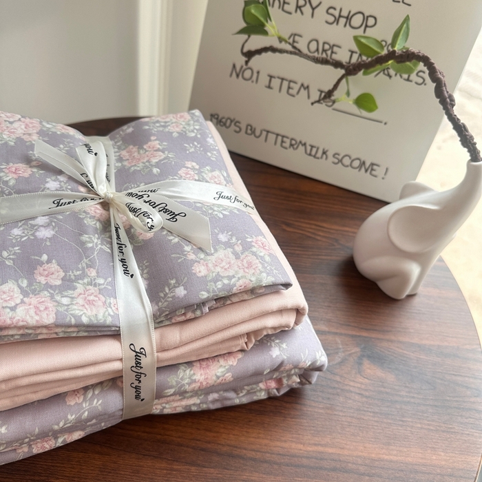 91家纺网 家纺一手货源 找家纺 爱思佳 2024新款A类母婴全棉双层纱印花四件套直播热卖系列-系列二 屋顶花园-紫