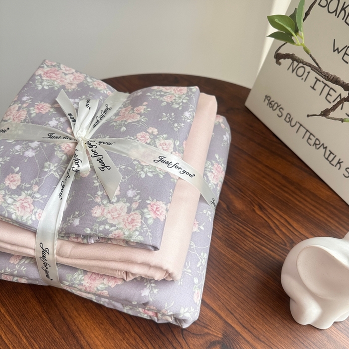 91家纺网 家纺一手货源 找家纺 爱思佳 2024新款A类母婴全棉双层纱印花四件套直播热卖系列-系列二 屋顶花园-紫