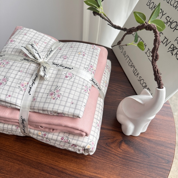 91家纺网 家纺一手货源 找家纺 爱思佳 2024新款A类母婴全棉双层纱印花四件套直播热卖系列-系列二 小确幸-粉