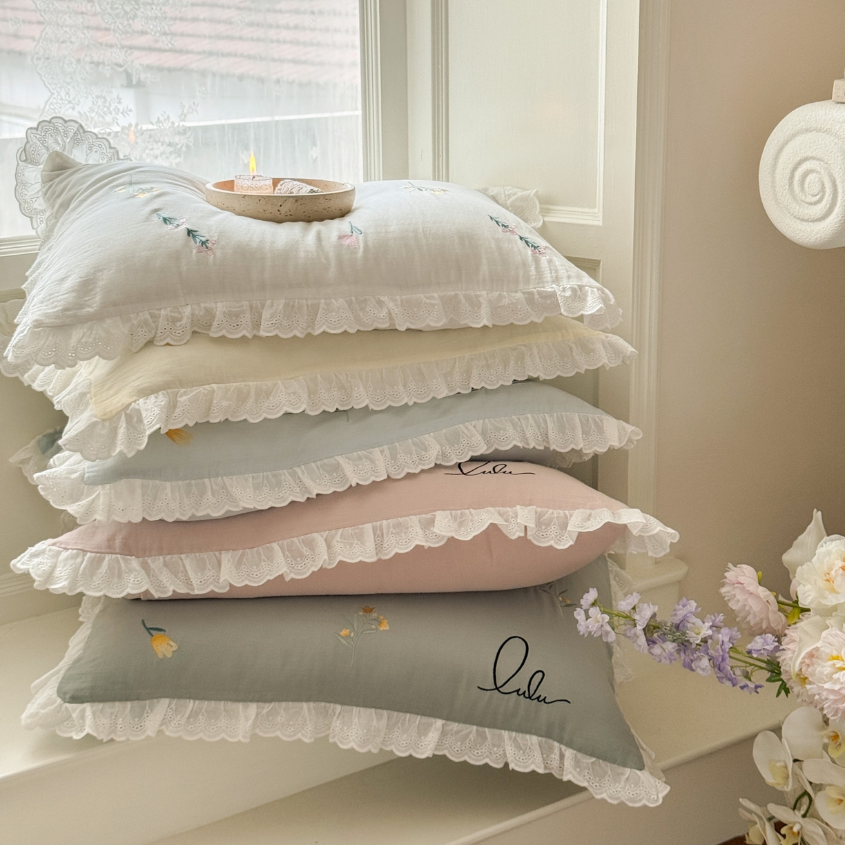 91家纺网 家纺一手货源 找家纺 FORTWO家纺原创设计（FOR TWO家纺） 2025新款40支全棉纯棉双层纱刺绣花边款四件套-小花园 组合图仅做展示不可下单