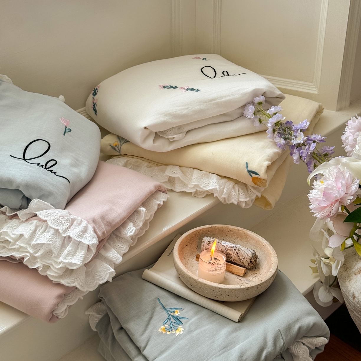 91家纺网 家纺一手货源 找家纺 FORTWO家纺原创设计（FOR TWO家纺） 2025新款40支全棉纯棉双层纱刺绣花边款四件套-小花园 组合图仅做展示不可下单