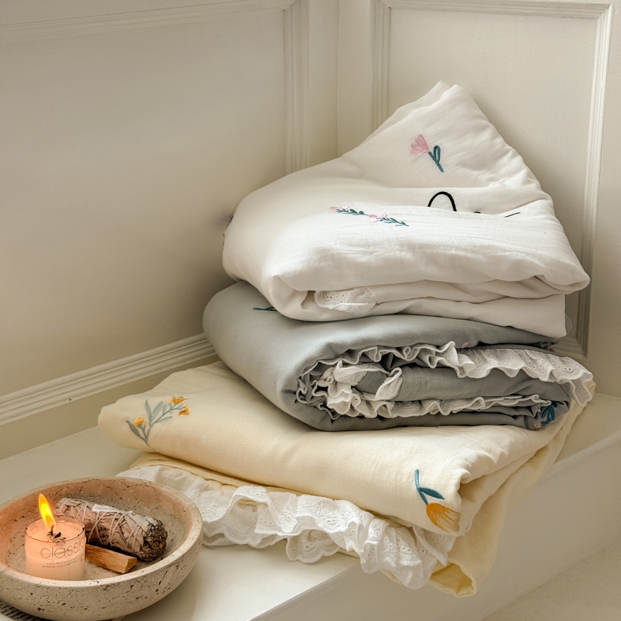 91家纺网 家纺一手货源 找家纺 FORTWO家纺原创设计（FOR TWO家纺） 2025新款40支全棉纯棉双层纱刺绣花边款四件套-小花园 组合图仅做展示不可下单