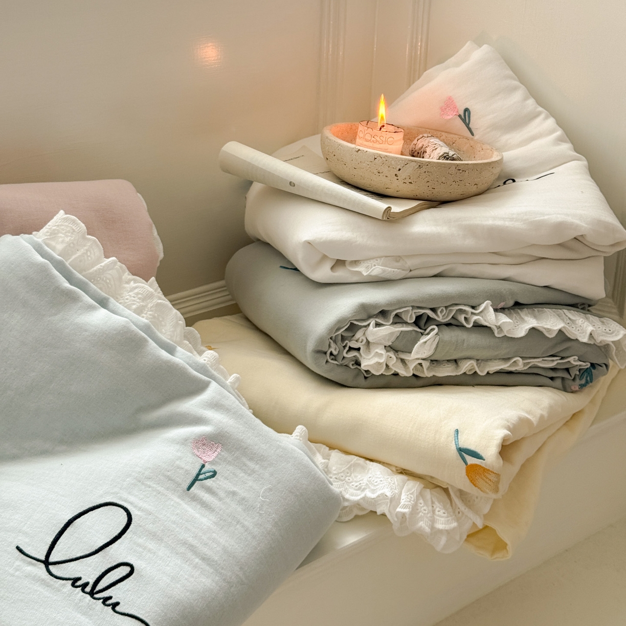 91家纺网 家纺一手货源 找家纺 FORTWO家纺原创设计（FOR TWO家纺） 2025新款40支全棉纯棉双层纱刺绣花边款四件套-小花园 组合图仅做展示不可下单