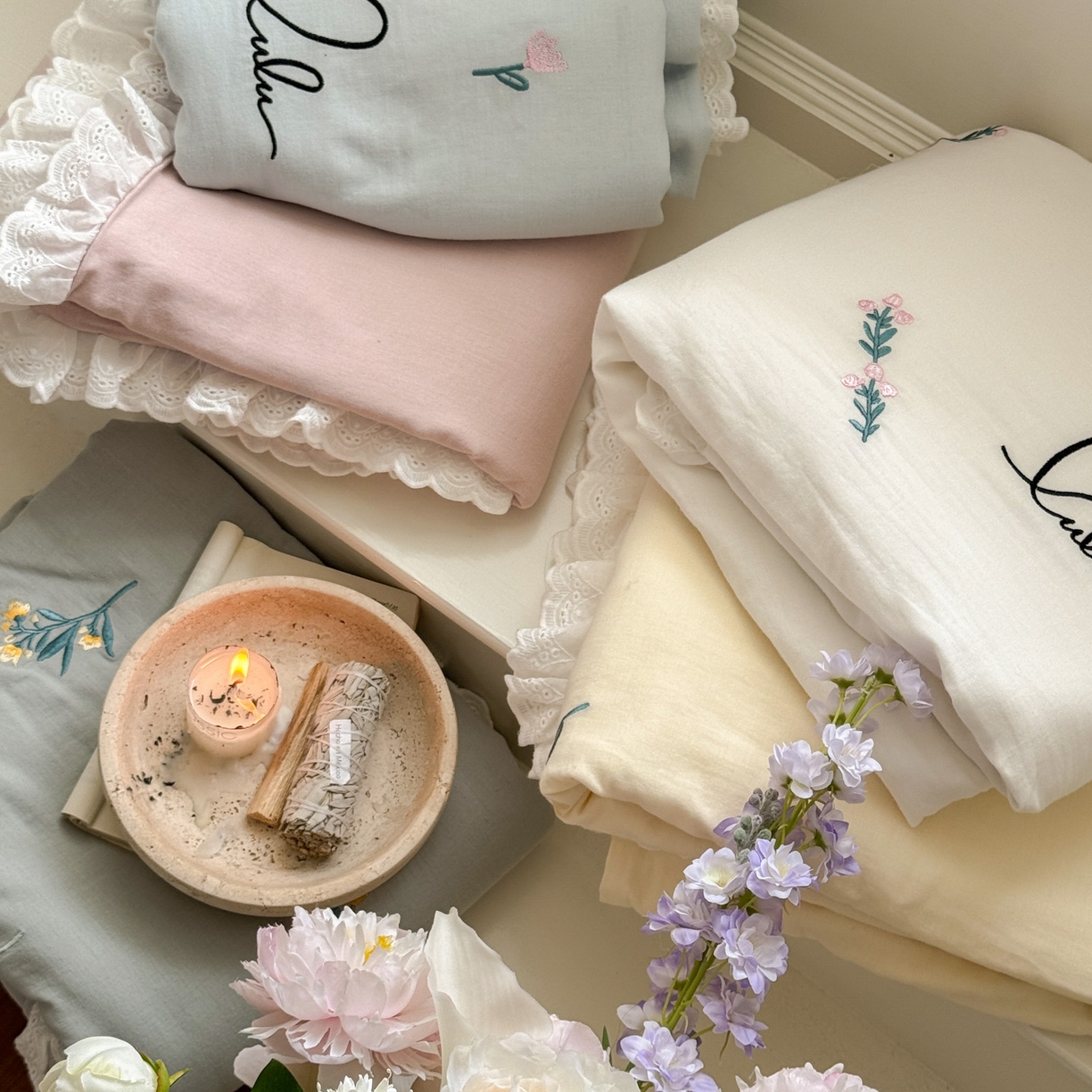 91家纺网 家纺一手货源 找家纺 FORTWO家纺原创设计（FOR TWO家纺） 2025新款40支全棉纯棉双层纱刺绣花边款四件套-小花园 组合图仅做展示不可下单