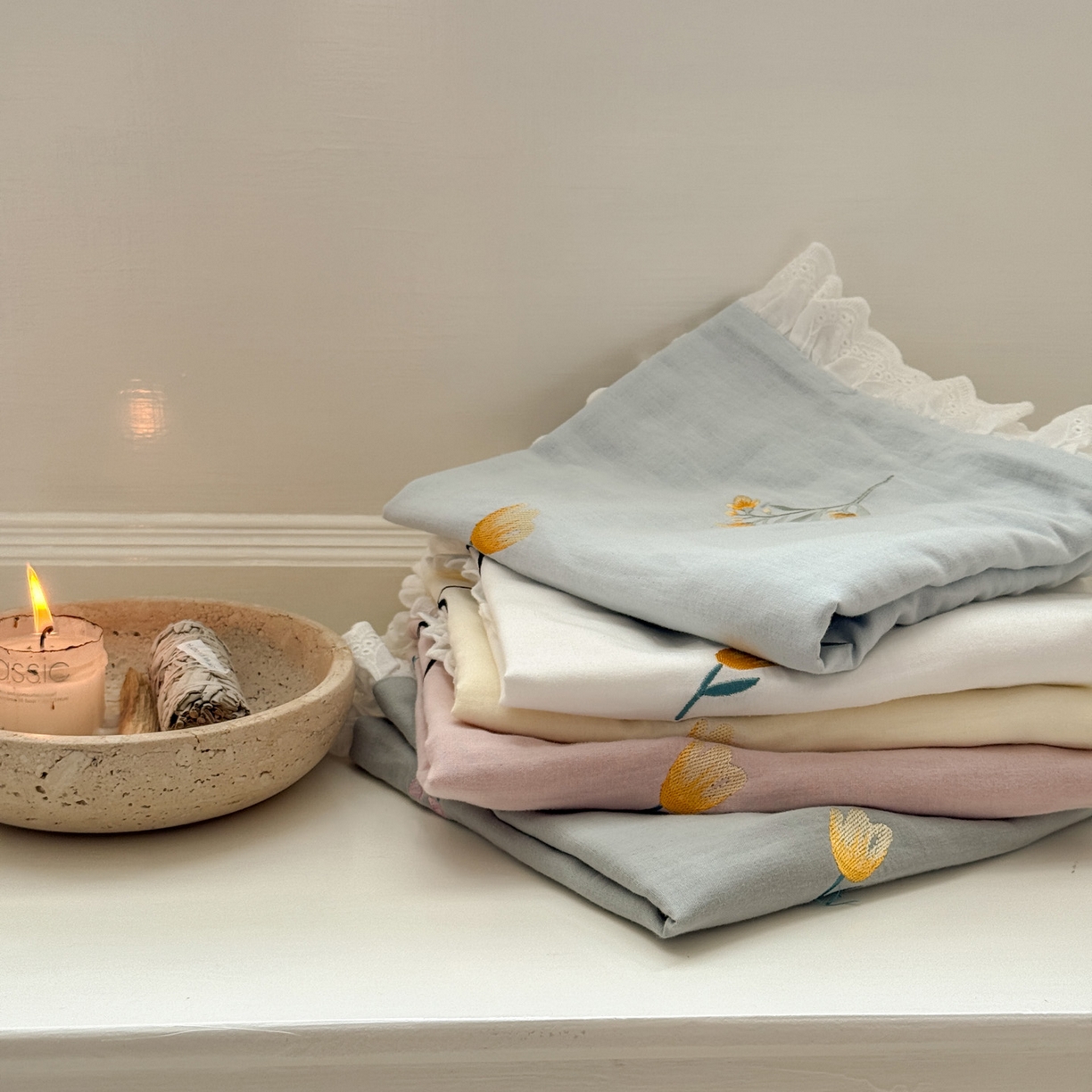 91家纺网 家纺一手货源 找家纺 FORTWO家纺原创设计（FOR TWO家纺） 2025新款40支全棉纯棉双层纱刺绣花边款四件套-小花园 组合图仅做展示不可下单