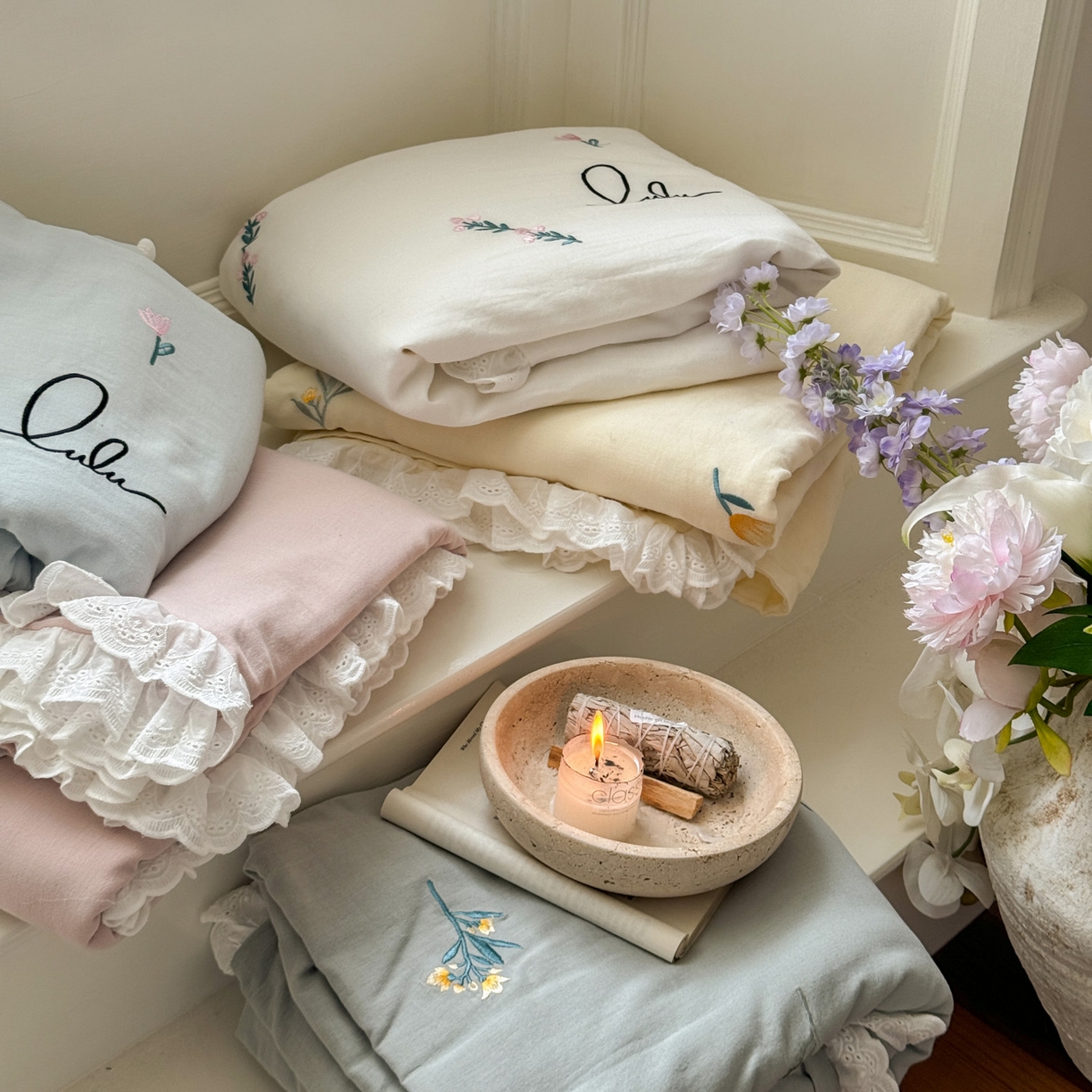 91家纺网 家纺一手货源 找家纺 FORTWO家纺原创设计（FOR TWO家纺） 2025新款40支全棉纯棉双层纱刺绣花边款四件套-小花园 组合图仅做展示不可下单